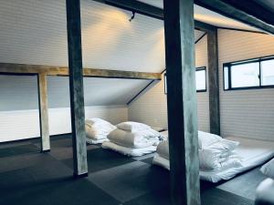 two bunk beds in a room with windows at Hostel SAMURISE 81INN in Fujikawaguchiko +30 photos