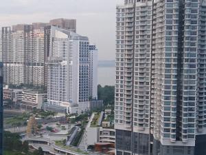 une vue aérienne d'une ville avec de grands immeubles dans l'établissement Encorp Marina Puteri Harbour, à Nusajaya