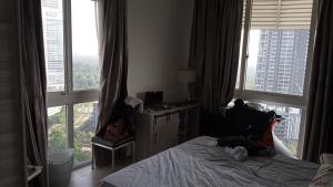 une chambre avec un lit, un bureau et des fenêtres dans l'établissement Encorp Marina Puteri Harbour, à Nusajaya