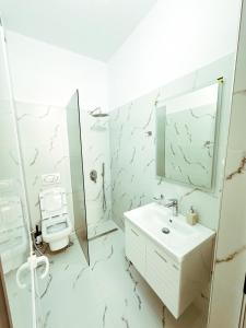 Baðherbergi á Vizion Hotel +17 myndir