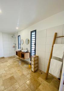 Koupelna v ubytování La VILLA MAHOT + 25 fotografií