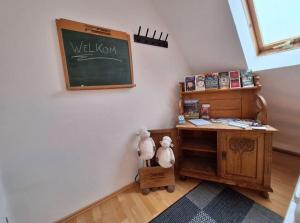 een klaslokaal met een bureau en een schoolbord aan de muur bij Just-ed Weeze in Weeze +3 foto's