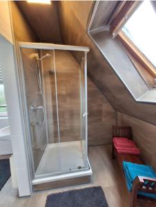 een badkamer met een douche op zolder bij Just-ed Weeze in Weeze