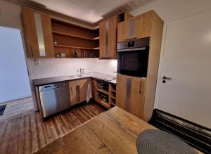 een keuken met houten kasten en een aanrechtblad bij Just-ed Weeze in Weeze
