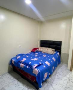 a bedroom with a blue bed in a room at Hindazmed in Agadir