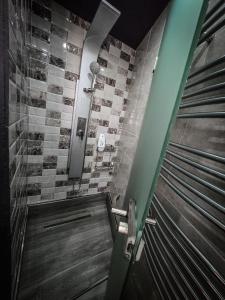 bagno con cabina doccia e porta di Sunshell luxury apartment a Lija Altre 19 foto