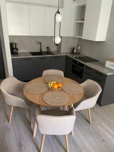 Η κουζίνα ή μικρή κουζίνα στο REZYDENCJA NIECHORZE Apart 123 ogrodzony ogródek przy plaży