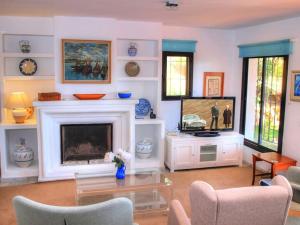 Μια τηλεόραση ή/και κέντρο ψυχαγωγίας στο 4 bed private pool Villa Bermeja