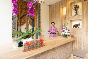 乌布Bliss Ubud Spa Resort的站在鲜花柜台前的妇女 更多37张照片