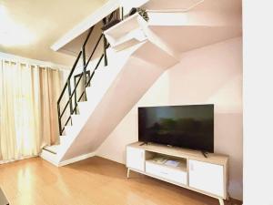 Televisyen dan/atau pusat hiburan di Unit 1 - Affordable Home Near Mactan Cebu Airport