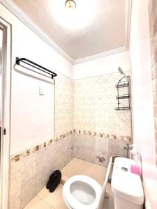 Bilik mandi di Unit 1 - Affordable Home Near Mactan Cebu Airport +12 gambar