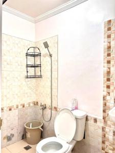 Bilik mandi di Unit 1 - Affordable Home Near Mactan Cebu Airport