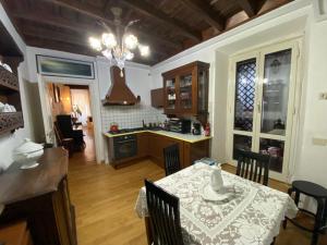 Η κουζίνα ή μικρή κουζίνα στο SWEETSUITE Rome