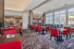 a restaurant with tables and chairs and windows at Hilton Garden Inn Chesterton in Chesterton
