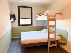 Camera piccola con letto a castello e scala. di ibis budget Nimes Centre Gare a Nîmes