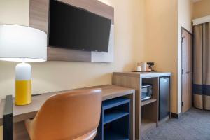 Kuchyň nebo kuchyňský kout v ubytování Comfort Suites McKinney-Allen