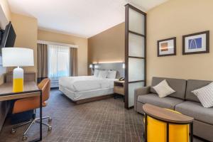 Postel nebo postele na pokoji v ubytování Comfort Suites McKinney-Allen