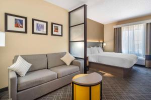 Postel nebo postele na pokoji v ubytování Comfort Suites McKinney-Allen