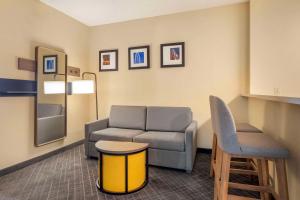 Kuchyň nebo kuchyňský kout v ubytování Comfort Suites McKinney-Allen