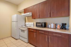 Kuchyň nebo kuchyňský kout v ubytování Comfort Suites McKinney-Allen