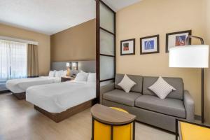 Postel nebo postele na pokoji v ubytování Comfort Suites McKinney-Allen