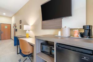 Kuchyň nebo kuchyňský kout v ubytování Comfort Suites McKinney-Allen