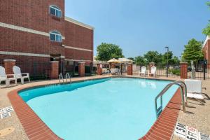 Bazén v ubytování Comfort Suites McKinney-Allen nebo v jeho okolí