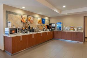 Příslušenství pro přípravu čaje a kávy v ubytování Comfort Suites McKinney-Allen