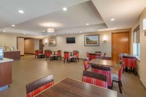TV a/nebo společenská místnost v ubytování Comfort Suites McKinney-Allen