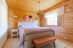 Ένα ή περισσότερα κρεβάτια σε δωμάτιο στο Santa's Loghouse