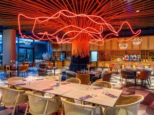 A restaurant or other place to eat at Mercure Debrecen