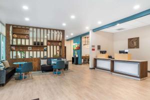 a lobby of a hospital with a waiting room at Comfort Inn Miramar Beach-Destin in Destin