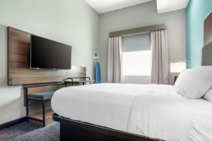 Rúm í herbergi á Comfort Inn Miramar Beach-Destin