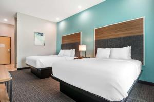 Rúm í herbergi á Comfort Inn Miramar Beach-Destin