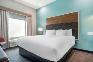 Rúm í herbergi á Comfort Inn Miramar Beach-Destin
