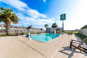 Bazén v ubytování Quality Inn & Suites Port Lavaca near Lighthouse Beach nebo v jeho okolí