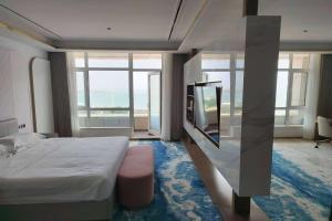 a bedroom with a bed and a flat screen tv at Wyndham Garden Rizhao Donggang Resort in Rizhao