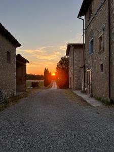 Η ανατολή ή δύση του ηλίου όπως φαίνεται από αυτό το διαμέρισμα ή από εκεί κοντά