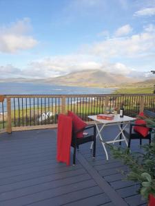un tavolo e delle sedie su un ponte con vista sull'oceano di Tom Jacks, coastal views and beach walks Connemara a Galway