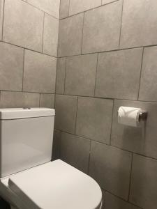 Un baño con inodoro y un rollo de papel higiénico. en Amazing studios 2 - East London, en Londres