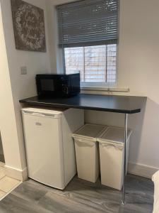 escritorio con microondas encima en Amazing studios 2 - East London, en Londres