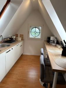 a kitchen with white cabinets and a window at Q2 Apartment Hannover Döhren mit Ausblick in Hannover