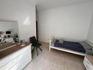 Postel nebo postele na pokoji v ubytování Cozy Room in Gzira - Close to Beachfront