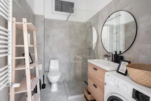 Koupelna v ubytování Empire Echo 2-BDR Apartment + 19 fotografií