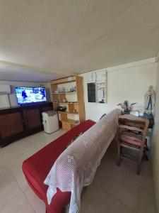 LevensにあるHappy Home Levensのベッドとテレビのあるリビングルーム