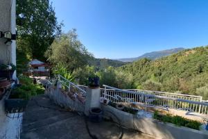 un balcone di una casa con le montagne sullo sfondo di Happy Home Levens a Levens