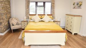 Postel nebo postele na pokoji v ubytování Guest Suite King Bed in Chew Valley Bath Somerset