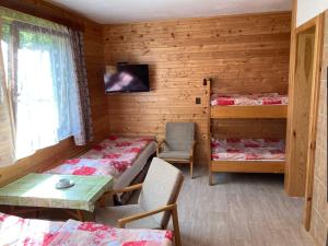 Voodi või voodid majutusasutuse Chaty Nad Koupalištěm toas