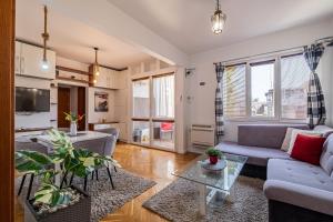 un soggiorno con un divano e un tavolo di Apartment DOLCE CASA a Varna