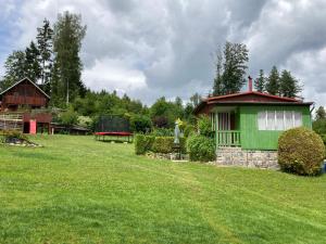Aed väljaspool majutusasutust Chaty Nad Koupalištěm